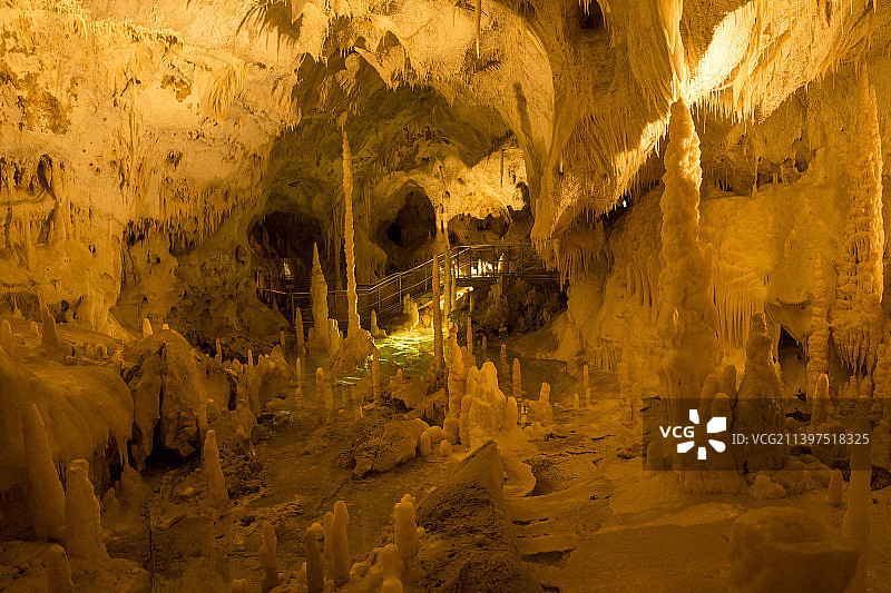 在意大利科内罗山洞穴里的人们图片素材