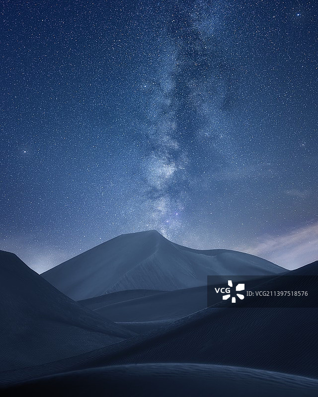 山景映衬着夜空图片素材
