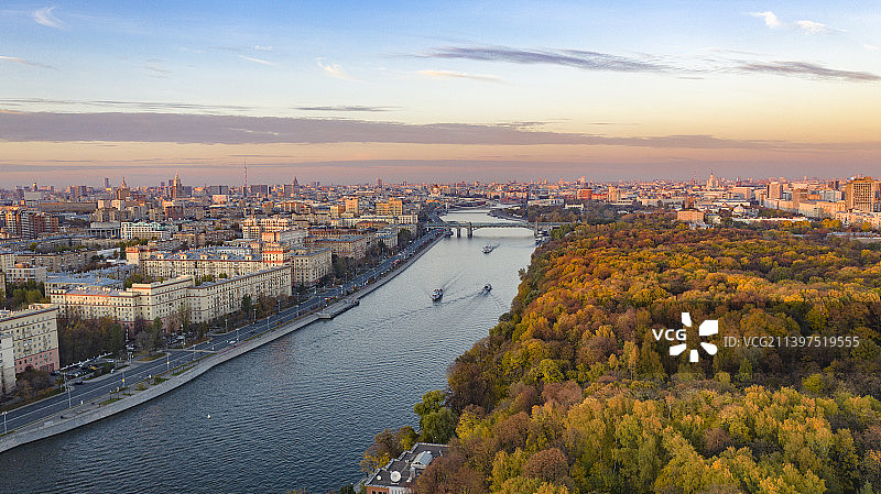 俄罗斯城市日落时分建筑群中的河流高角度景观图片素材
