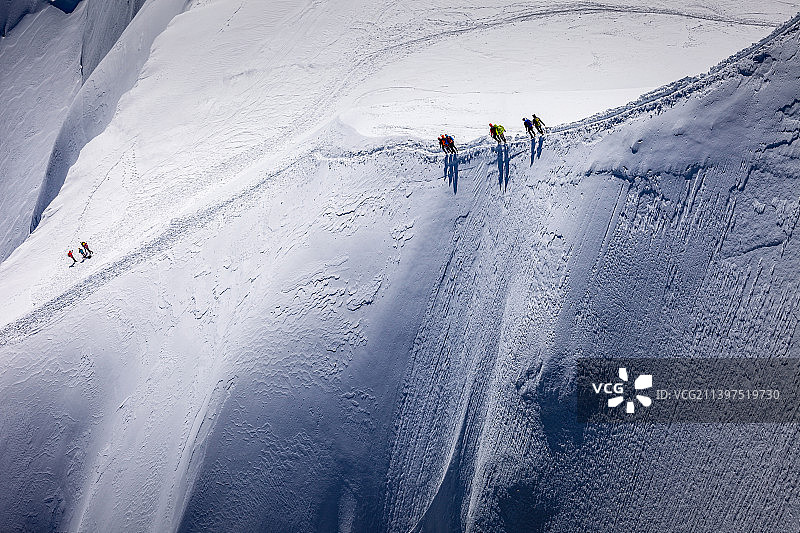 雪山徒步者航拍视角图片素材