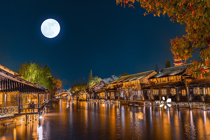 浙江省乌镇夜景和月亮图片素材