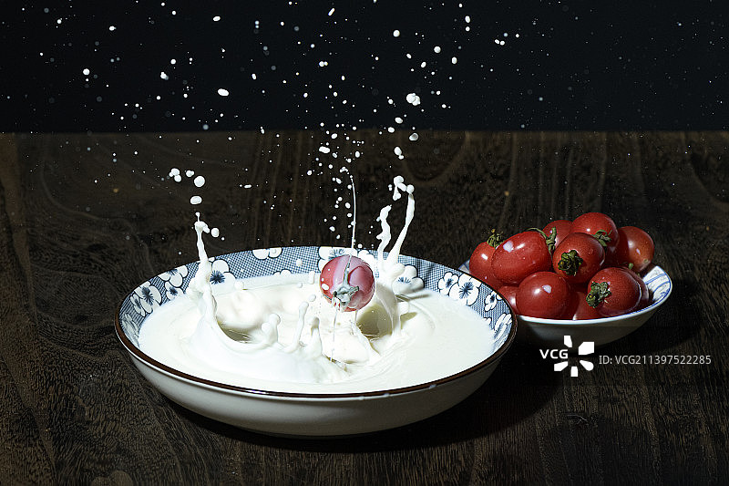 静物摄影  圣女果中自由落体图片素材