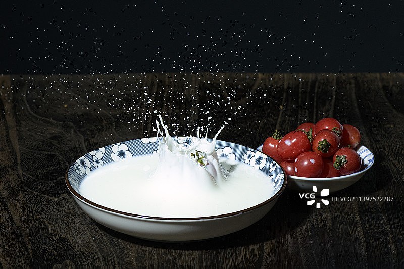 静物摄影  圣女果中自由落体图片素材