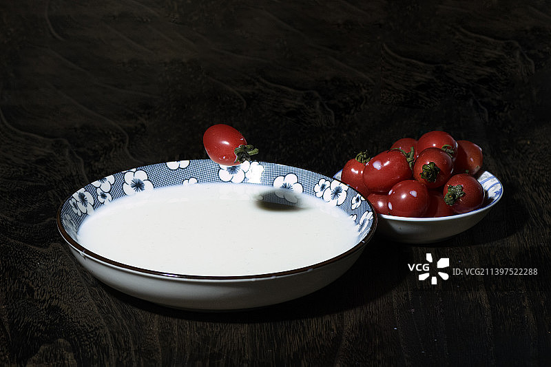 静物摄影  圣女果中自由落体图片素材