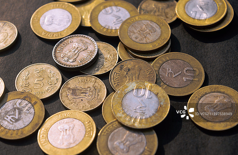 印度卢比硬币，加尔各答西孟加拉邦的乡村地面图片素材