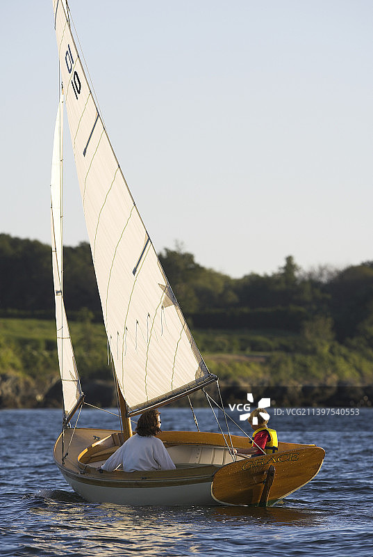 母亲和孩子在小帆船上图片素材
