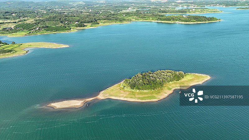 水面上的小岛图片素材