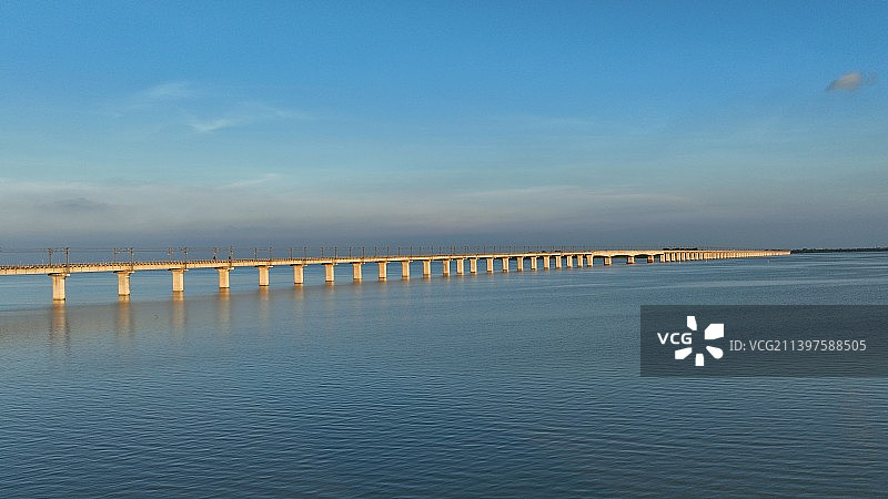 被夕阳余晖照亮的浩吉铁路图片素材