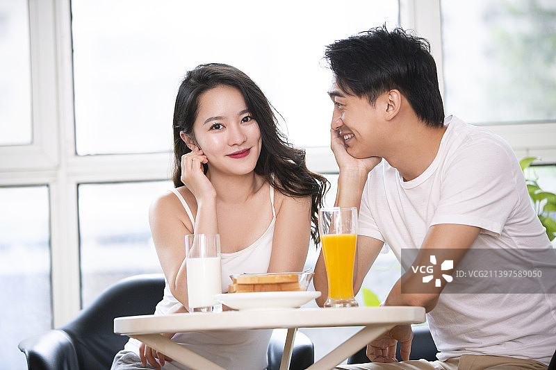 青年夫妇一起在家吃早餐图片素材