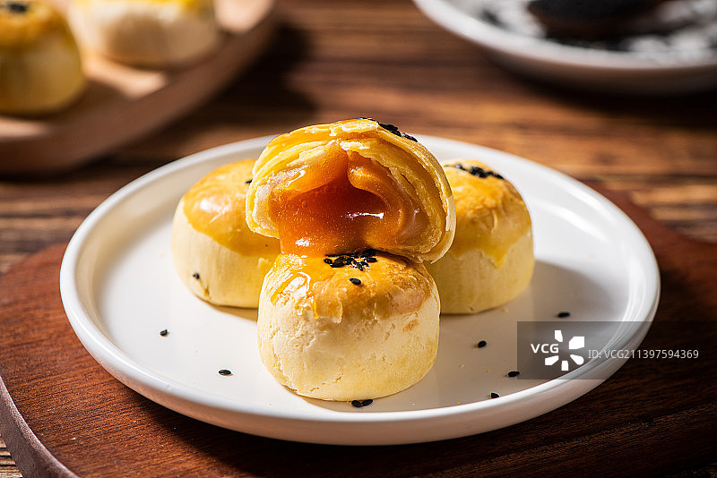 芝士流心蛋黄酥图片素材