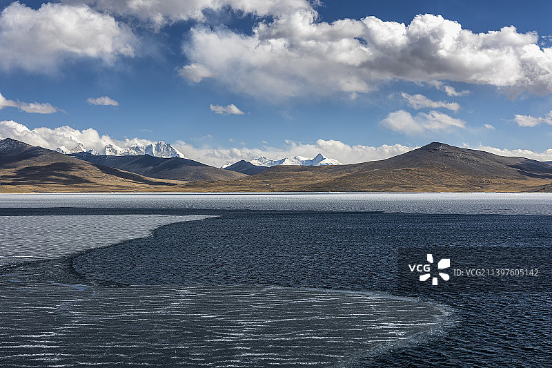 中国西藏山南市浪卡子县普莫雍错和库拉岗日群峰图片素材