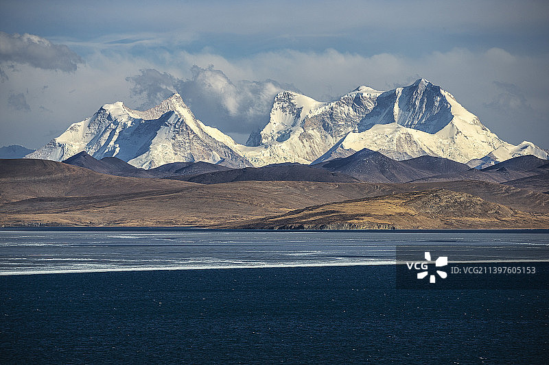 中国西藏山南市浪卡子县普莫雍错和库拉岗日群峰图片素材