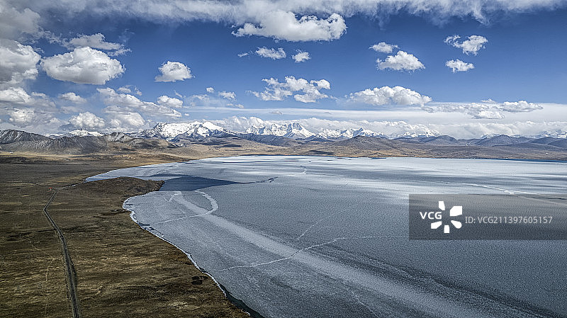 中国西藏山南市浪卡子县普莫雍错和库拉岗日群峰图片素材