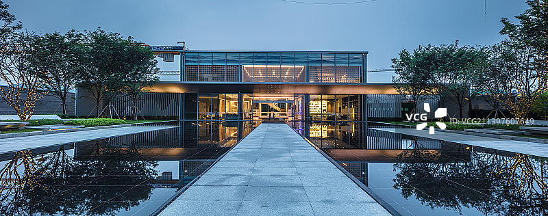 办公楼前的水池广场图片素材