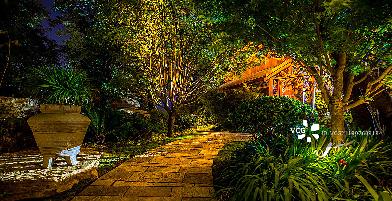 夜晚宁静的小路图片素材