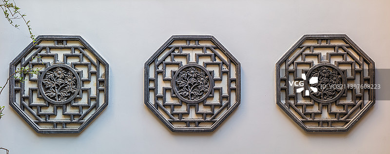 园林白墙上的镂空窗图片素材