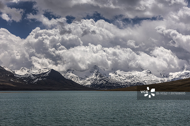 中国西藏日喀则市康马县冲巴雍错图片素材