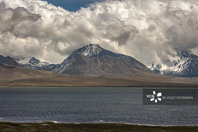 中国西藏日喀则市康马县冲巴雍错图片素材