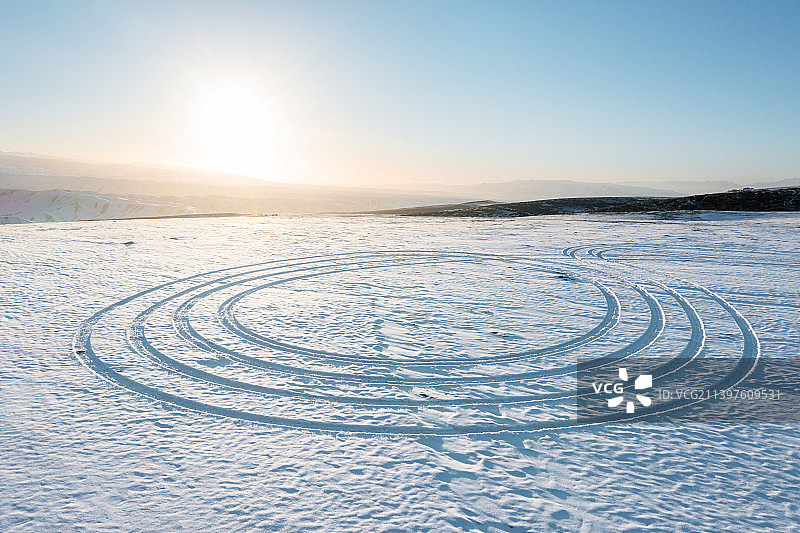 山顶的冰雪道路图片素材