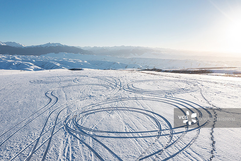 山顶的冰雪道路图片素材