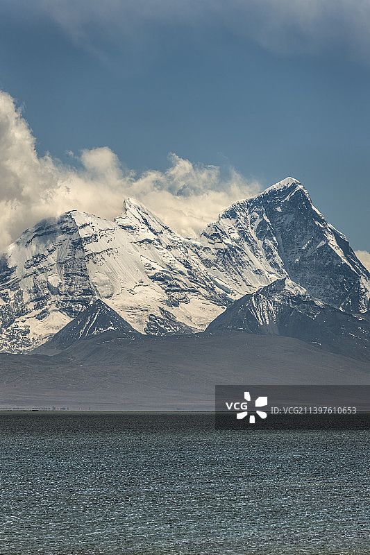 中国西藏日喀则市亚东县多庆错与卓木拉日雪山图片素材