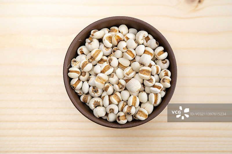 白背景的红豆薏米绿豆健康养生粥食材图片素材