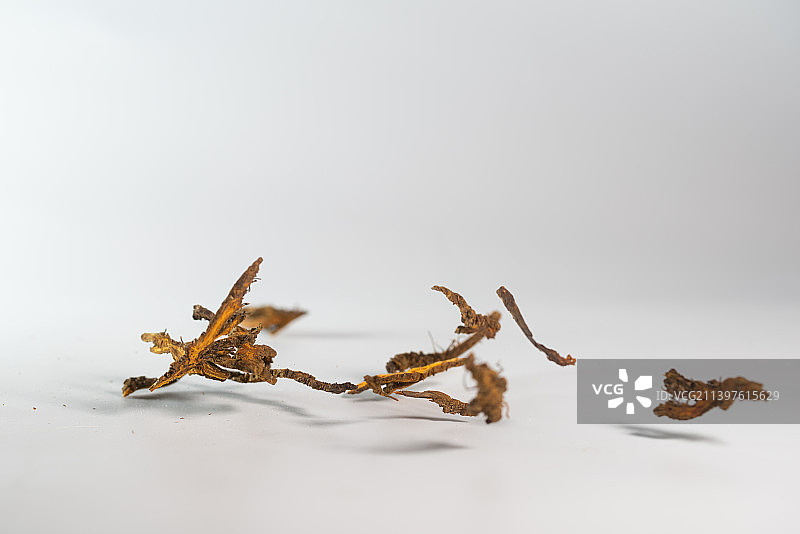 黄连切片在白色背景上跳起来高速棚拍广告素材图片素材