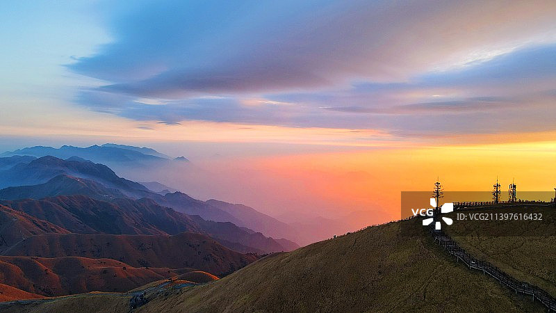 日落时武功山对天的景色图片素材