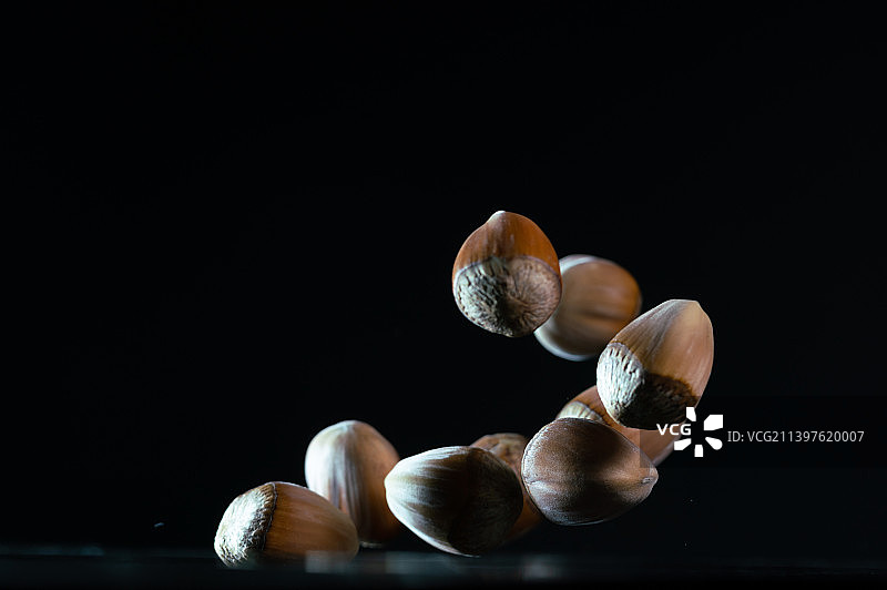 榛子在黑色背景上跳起来高速棚拍广告素材图片素材