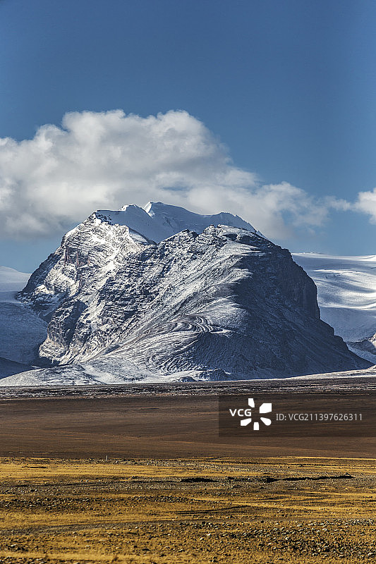 中国西藏日喀则岗巴县的草原牧场与喜马拉雅山脉的雪山图片素材