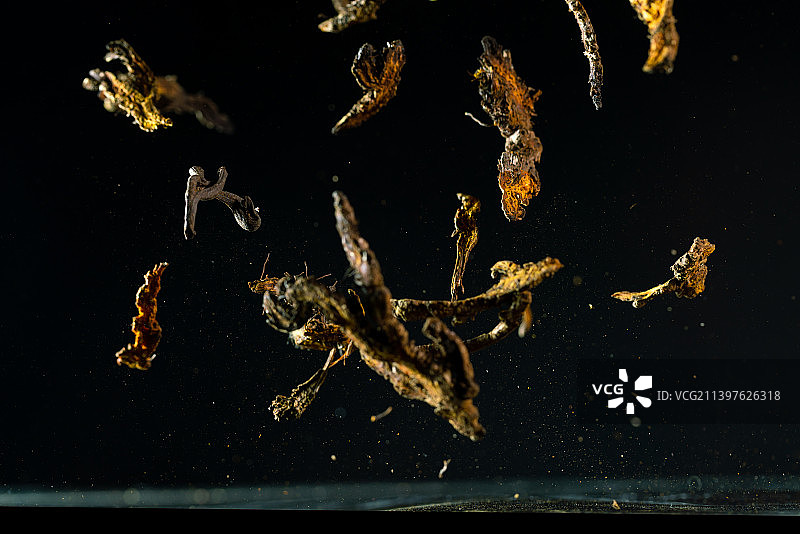 鸡爪黄连在黑色背景上跳起来高速棚拍广告素材图片素材
