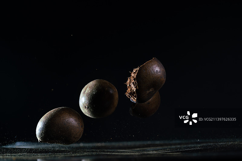 罗汉果在黑色背景上跳起来高速棚拍广告素材图片素材