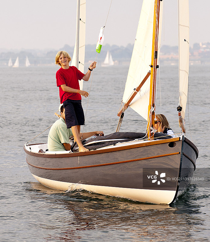 在小型帆船上的一家人图片素材