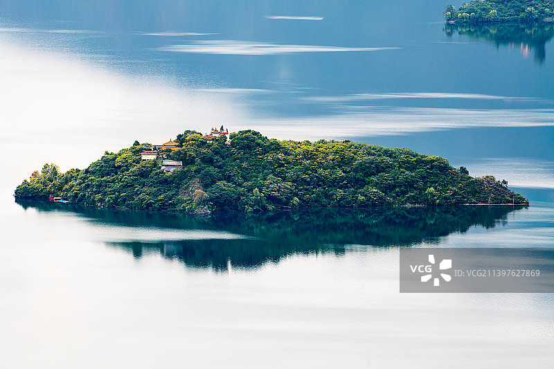 泸沽湖湖心岛——里务比岛图片素材
