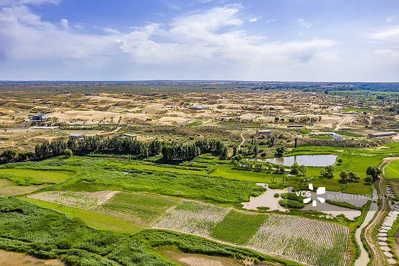 航拍黄河岸边的田野和库布齐沙漠风光图片素材