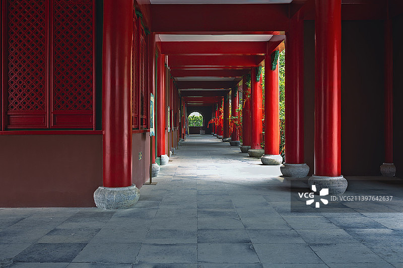 大雄宝殿红色的廊柱+毗卢寺（南京）图片素材
