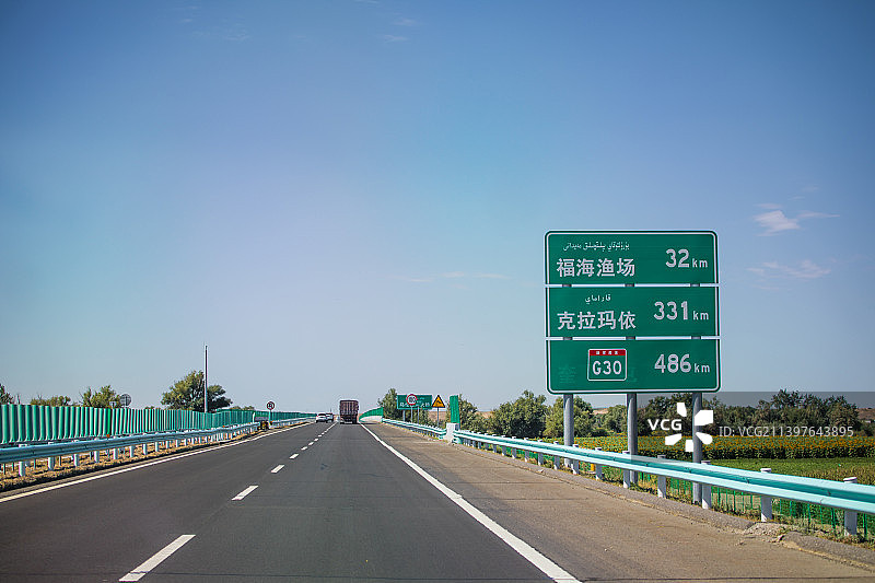 中国新疆的公路高速公路和国道的路牌图片素材