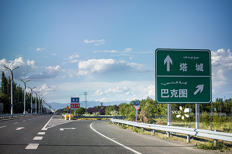 中国新疆的公路高速公路和国道的路牌图片素材