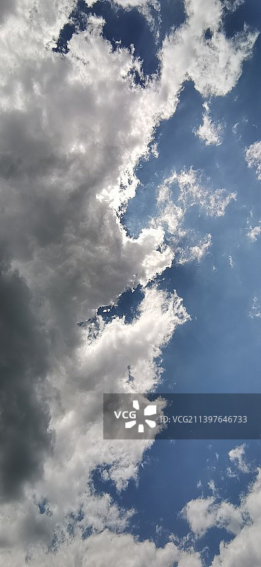 天空中云的低角度视图图片素材