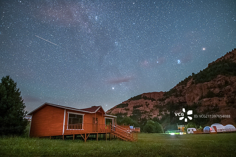 青海玉树三江源星空营地图片素材