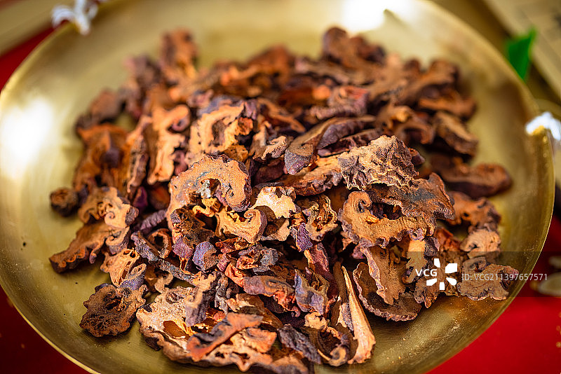 放在金色秤盘子里的中草药木瓜干图片素材