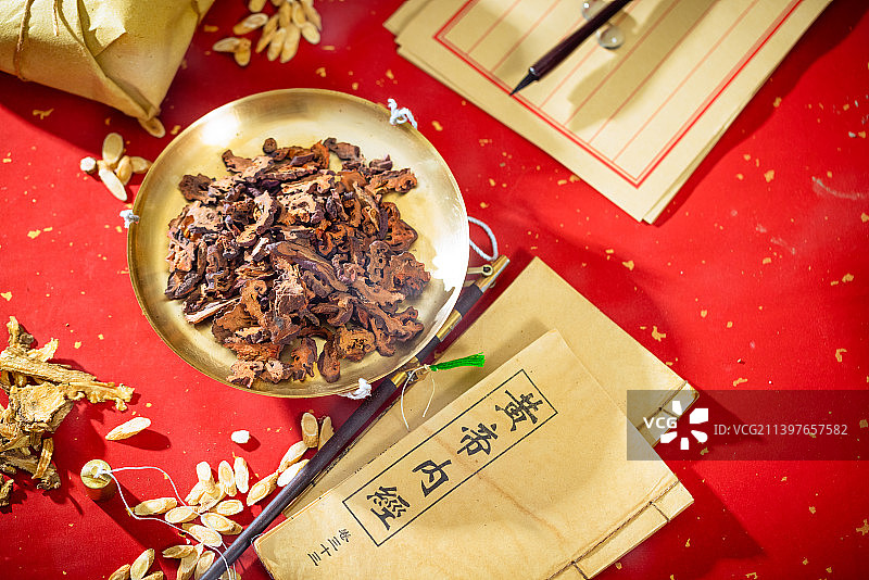 放在金色秤盘子里的中草药木瓜干图片素材