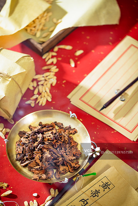 放在金色秤盘子里的中草药木瓜干图片素材