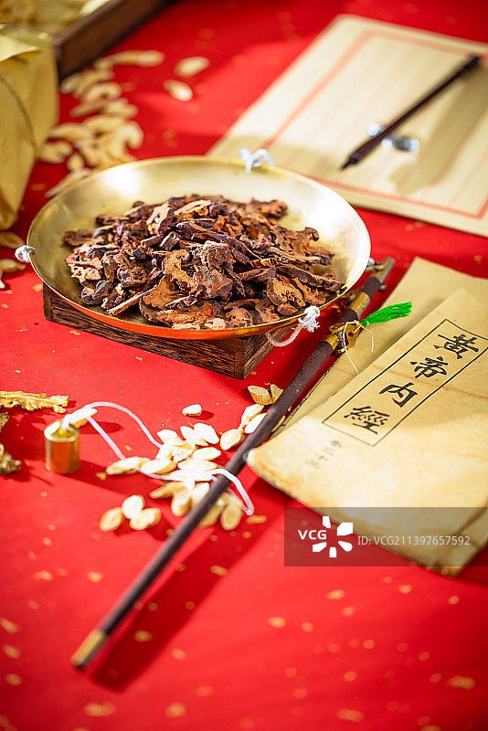 放在金色秤盘子里的中草药木瓜干图片素材