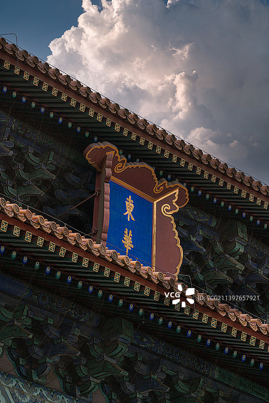 东华门屋顶上的匾额侧面图片素材