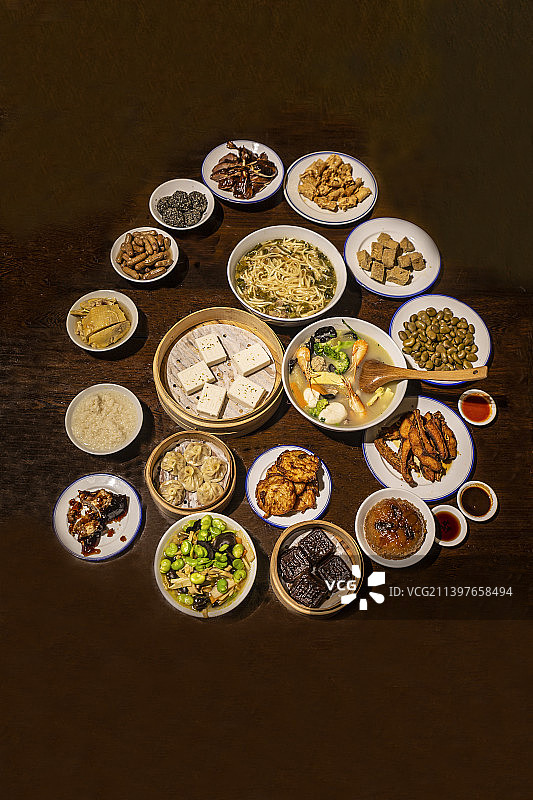 浙江绍兴鲁迅故里步行街：咸亨酒店小吃（经典绍三鲜、状元糕、片儿川、油炸臭豆腐等）图片素材