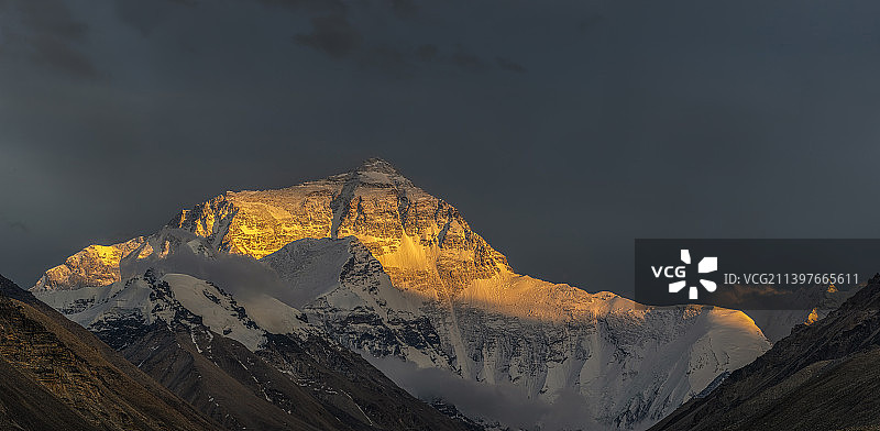 中国西藏日喀则定日县珠峰大本营拍摄珠穆朗玛峰日落图片素材