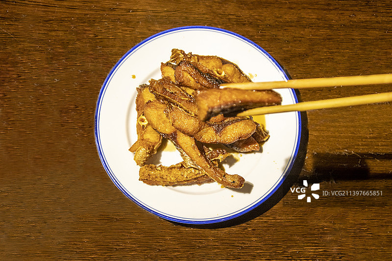 浙江绍兴鲁迅故里步行街咸亨酒店小吃：绍兴酥鱼图片素材