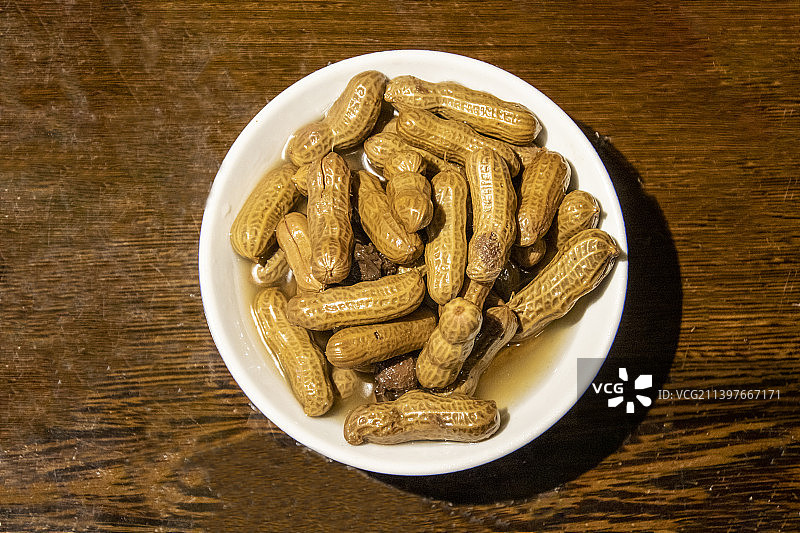 浙江绍兴鲁迅故里步行街咸亨酒店小吃：咸煮花生图片素材