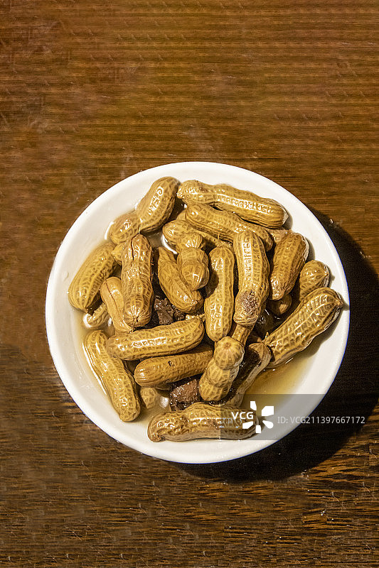 浙江绍兴鲁迅故里步行街咸亨酒店小吃：咸煮花生图片素材